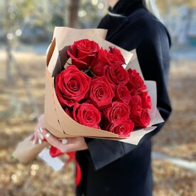 15 красных роз