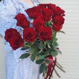 15 красных роз под ленту