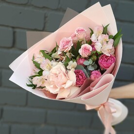 Пионовидная роза и нежная альстромерия