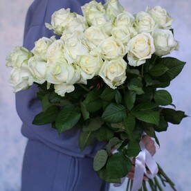 Букет из 21 белой розы "Аваланж" 70 см