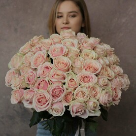 51 роз "Свит Аваланж"  70 см