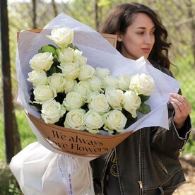 Белые розы Аваланж 25шт