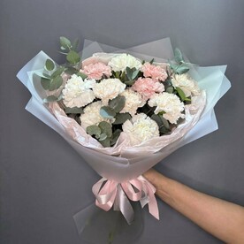 Нежнейший микс стойких гвоздик с эвкалиптом