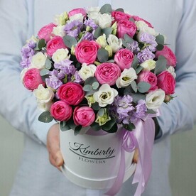 Цветы в шляпной коробке. Пионовидные кустовые розы Сильва пинк, лизиантус, маттиола. Букет 213 Kimbirly Flowers