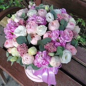 Цветы в шляпной коробке. Пионовидные кустовые розы Мэнсфилд парк, маттиола и эустома. Букет 245 Kimbirly Flowers