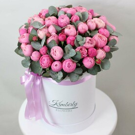 Пионовидные кустовые розы Сильва пинк с эвкалиптом в шляпной коробке. Букет 181 Kimbirly Flowers