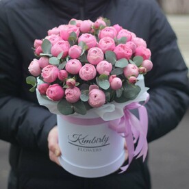 Пионовидные розы Сильва пинк с эвкалиптом в шляпной коробке. Букет 139 Kimbirly Flowers