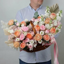 Авторская корзина с цветами, пионовидные кустовые розы Мэнсфилд парк, розы Гравити. Букет 284 Kimbirly Flowers