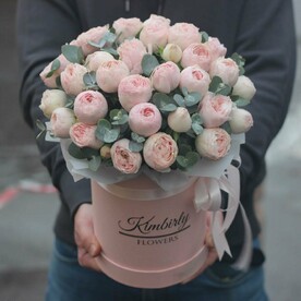 Пионовидные кустовые розы мэнсфилд парк в шляпной коробке. Букет 112 Kimbirly Flowers