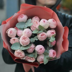 5 пионовидных кустовых роз Мэнсфилд с эвкалиптом. Букет 116 Kimbirly Flowers