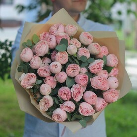 11 пионовидных кустовых роз Мэнсфилд парк с эвкалиптом. Букет 177 Kimbirly Flowers