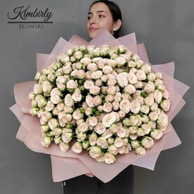 Большой букет живых цветов из кустовых маленьких роз, 51 шт, цвет кремовый, нежный, роза Рослин