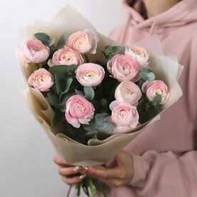 11 розовых ранункулюсов (лютиков) с эвкалиптом. Букет 320 Kimbirly Flowers