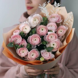 15 ранункулюсов (лютиков) с эвкалиптом. Букет 319 Kimbirly Flowers