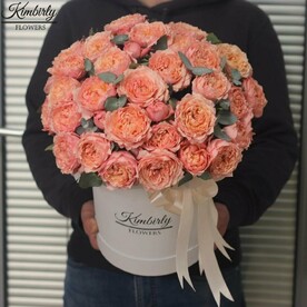 Букет живых цветов в коробке из роз, эвкалипта, цвет розовый персиковый, 21 шт, кустовые пионовидные розы Джульетта арт 182