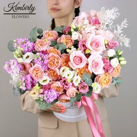 Букет живых цветов в большой коробке из роз Афина, маттиолы, эустомы, гортензии, эвкалипта, цвет розовый, персиковый, 31 шт, кустовые пионовидные розы Джульетта арт 294