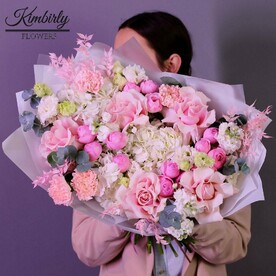 Большой букет с французскими розами, маттиолой, пионовидными розами и гортензией