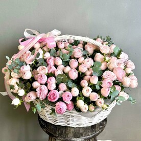 Цветы в корзине, 51 пионовидная кустовая роза Мэнсфилд с эвкалиптом