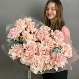 Большой букет живых цветов из французских роз Мондиаль и эвкалипта, цвет розовый, нежный, 21 шт