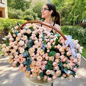 Большая премиум корзина из 101 пионовидной кустовой розы Эмма с эвкалиптом