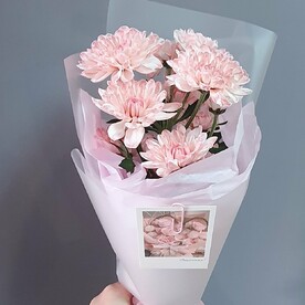 Букет-комплимент из роз хризантемы к 8 марта