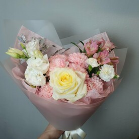 Букет с пион розой, хризантемой,  альстромерией к 8 марта