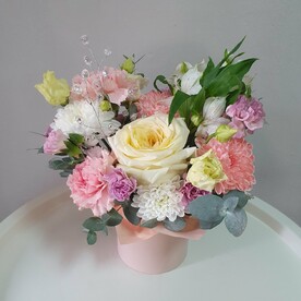 Композиция с пионовидной розой , хризантемой,  альстромерией к 8 марта