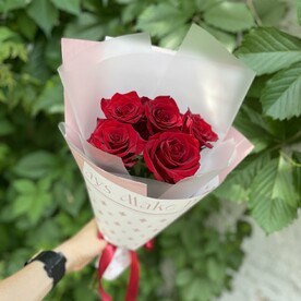 Пять красных роз