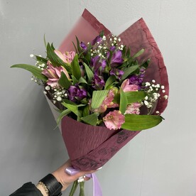 Букет из альстромений и гипсофилы