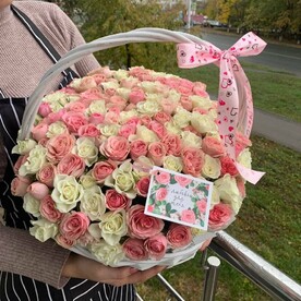 Композиция из кустовых роз в плетеной корзинке (размер M)