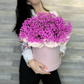 Розовые гипсофилы в шляпной коробке