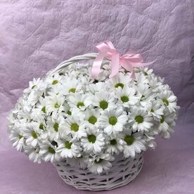 Ромашки в плетеной корзине