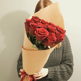Букет из 11 эквадорских роз в крафте