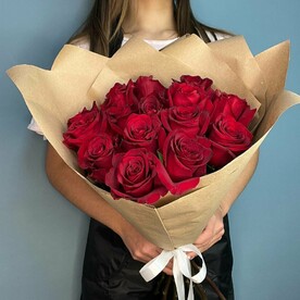 Красные розы в крафте