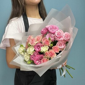 9 кустовых роз с оформлением