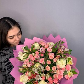 Розы и альстромерии в нежной гамме