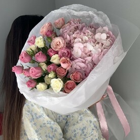 Гортензия и кустовые розы