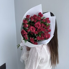 Бордовые кустовые розы