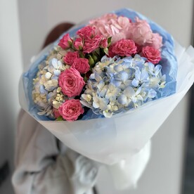 Гортензия и кустовая Роза