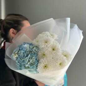 Букет из гортензии и кустовых хризантем "Аромат мечты"