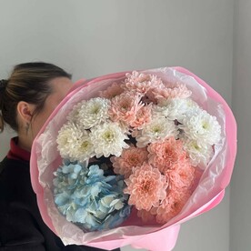 Гортензия голубая и хризантемы