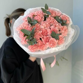 Букет цветов из диантусов и эвкалипта "Шелковый рассвет" 25 диантусов в шикарном оформлении