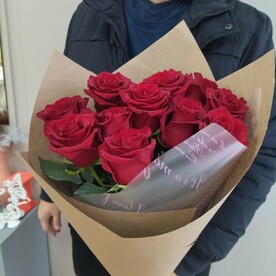 11 красных роз в упаковке