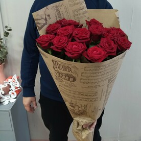 15 красных роз в крафте