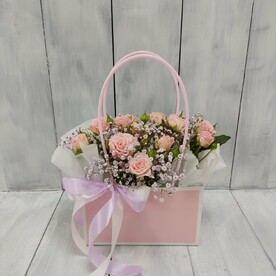 Коробка с кустовыми розами и гипсофилой