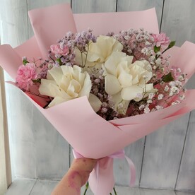 Букет с розами и гипсофилой