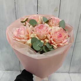 Букет французских роз с эвкалиптом