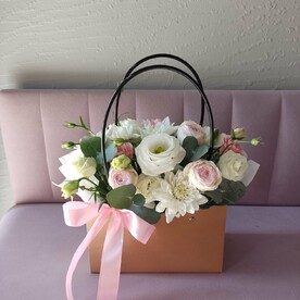 Коробка с эустомой и кустовой розой