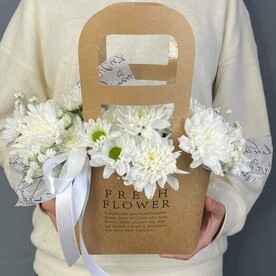 ХИТ👌Белая хризантема в сумочке с атласной лентой