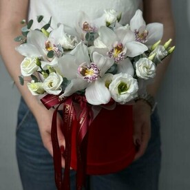 Очаровательная композиция с орхидеями и эустомой